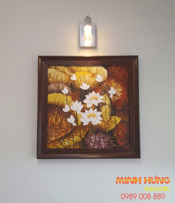 Hình ảnh thực tế sau khi thi công tranh treo tường có đèn rọi cho nhà khách hàng