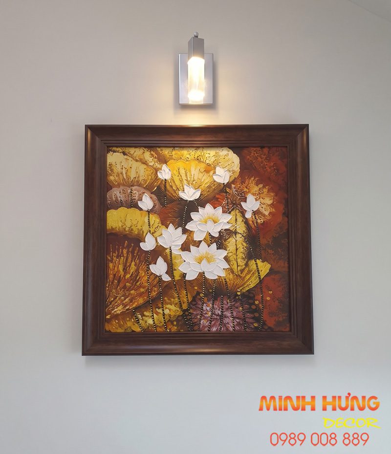 Hình ảnh thực tế sau khi thi công tranh treo tường có đèn rọi cho nhà khách hàng