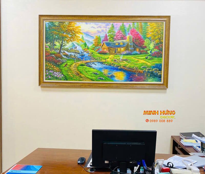 Tranh treo tường phong cảnh rừng thu Châu Âu vẽ sơn dầu ngôi nhà gỗ bên dòng suối trang trí phòng làm việc