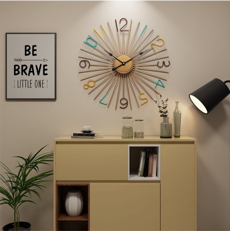 Đồng hồ treo tường nghệ thuật trang trí trên tủ console