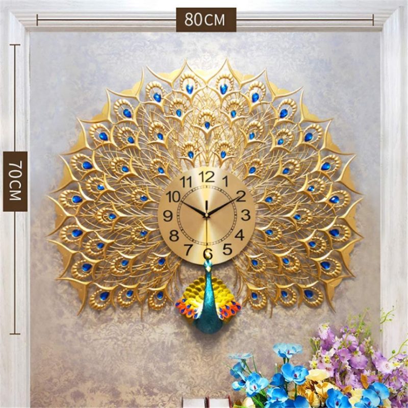 Căn phòng trở nên sang trọng và cho thấy sự thành đạt của chủ nhân khi treo chiếc đồng hồ chim công