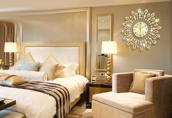 Để đảm bảo yếu tố phong thủy thì không nên treo đồng hồ ngay trên đầu gường