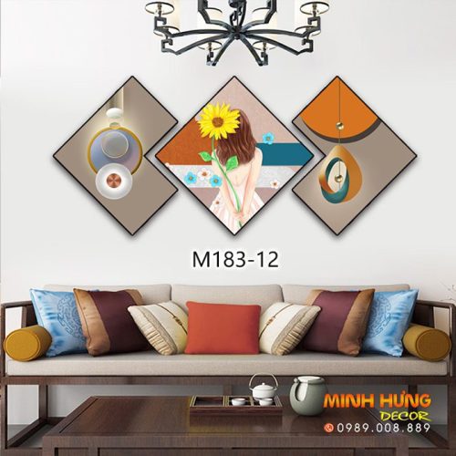M18312 Tranh Cô Gái Cầm Hoa