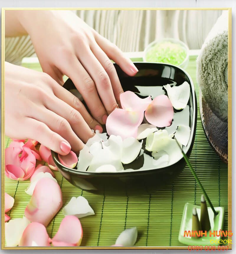 Mẫu tranh chăm sóc móng tay và hoa hồng cho tiệm nail