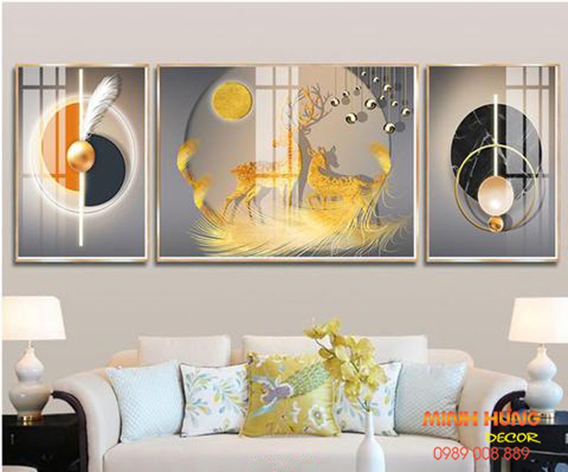 Tranh tráng gương hươu và lông vũ vàng TGH8664