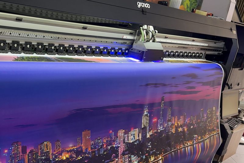 Máy in UV sản xuất tranh theo yêu cầu tại xưởng Minh Hưng Decor